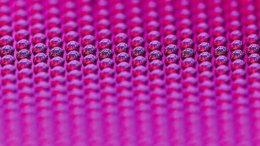 Yumuşak ışıklandırma ve yüzeysel alan derinliği ile pürüzsüz pembe arkaplan üzerinde çapraz sıralanmış çoklu 3D yansıtıcı metalik beyinler yakın çekim