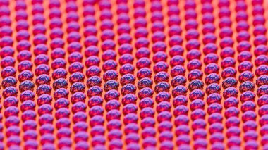 Yumuşak ışıklandırma ve yüzeysel alan derinliği ile pürüzsüz turuncu arkaplan üzerinde çapraz dizilmiş mavi ve pembe tonlara sahip çoklu 3D yansıtıcı beyinler yakın plan