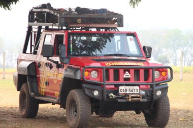 4x4 off-road aracı, Brezilya 'da üretilmiş, itfaiye operasyonlarında kullanılmış. Pantanal, Brezilya.
