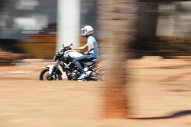 Motosikletçi Şehir Sokakları 'ndan Geçerken Görüntü Görüntü Görüntü Görüntü Çekimi. Pembe Trompet Ağacı 'ndan (Tabebuia Rosea) canlı pembe bir çiçeğin detaylı bir yakın çekimi, merkezinde sarı ipuçları bulunan narin taç yapraklarını ve trompet şeklindeki çiçekleri gözler önüne serer.