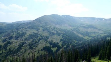 Engebeli bir dağ sırasının altına kurulmuş geniş bir dağ vadisi manzarası doğanın güzelliğini ve sükunetini gözler önüne seriyor..