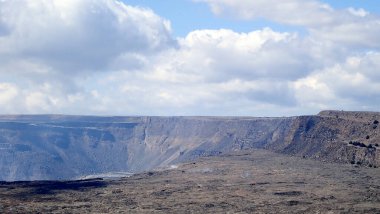 Hawaii Volkanik Ulusal Parkı 'ndaki devasa bir volkanik kraterin nefes kesici görüntüsü engebeli uçurumlar, buharlaşan bacalar ve doğanın ham gücü..