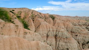 Güney Dakota 'daki Badlands Ulusal Parkı' ndaki pürüzlü popoların ve katmanlı kil zengini kayaların yakın görüntüsü..