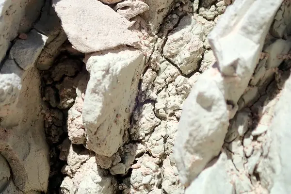 Kırılgan kaya parçaları ve çöken çökelti katmanlarının Badlands Ulusal Parkı 'ndaki erozyondan oluşan makro görünümü