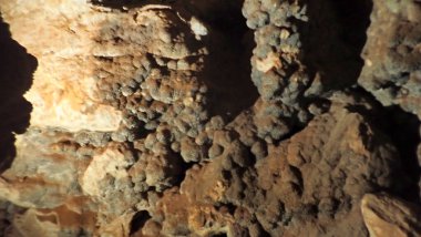 Mağara duvarındaki patlamış mısırımsı mineral şekillerinin yakın çekimleri Mücevher Mağarası 'nın derinliklerinde bulunan eşsiz dokuları gözler önüne seriyor..