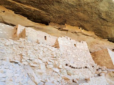 Mesa Verde Ulusal Parkı, Colorado 'daki Cliff Palace' da atalarımızdan kalma Puebloanlar tarafından inşa edilmiş üst düzey taş konutların açılı görüntüsü