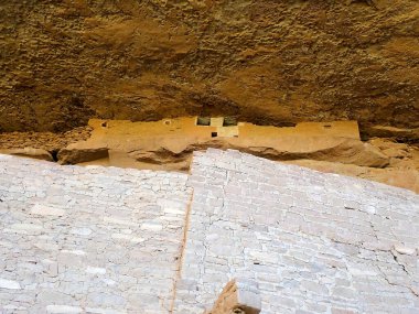 Mesa Verde 'de bir kaya oyuğuna inşa edilmiş üst düzey uçurum konutları, ataları Puebloan' ların savunma tasarımı ve mimari becerilerini gözler önüne seriyor.