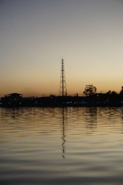 Günbatımı şehrinin silueti