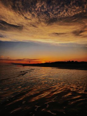 Deniz kenarında güzel turuncu bir gün batımı