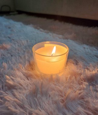 Kürklü bir halının altında özel kokulu mum..