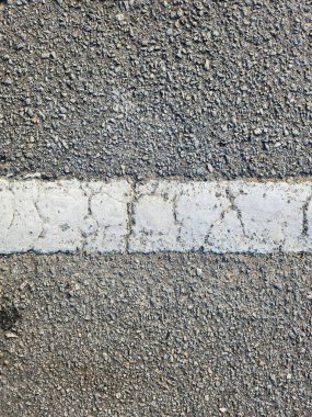 Ortasında beyaz çizgili asfalt desen arkaplanı