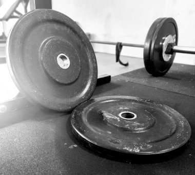 Siyah ve Beyaz: Halter plakaları vurgulandı ve arka planda bir halter monte edildi