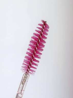 Pembe kirpik temizleme fırçasını kapat..