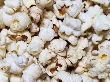 Patlamış mısır, karşı konulmaz iştah açıcı görünüşüyle dikkatleri çekiyor gibi görünüyor. Bu popüler aperatif genellikle film geceleri ve partiler gibi boş etkinliklerle ilişkilendirilir..