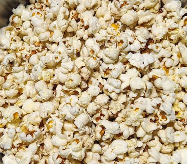Patlamış mısırın cazip bir görüntüsü. Eğlenceli, lezzetli bir atıştırmalık hissi vermek için ideal film geceleri veya partiler için mükemmel..