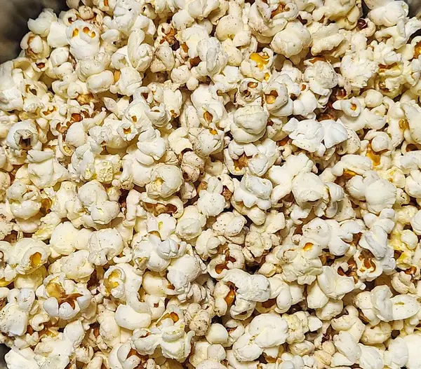 Patlamış mısırın cazip bir görüntüsü. Eğlenceli, lezzetli bir atıştırmalık hissi vermek için ideal film geceleri veya partiler için mükemmel..