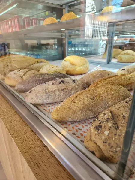 Taze ekmeklerle güzel bir fırın vitrini, çeşitli lezzet ve dokulara sahip zanaatkar somunlar da dahil..