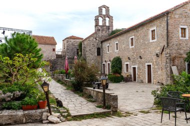 Karadağ 'ın Budva Eski Kenti' ndeki Punta Kilisesi 'nde 9. yüzyılın huzurlu avlu ve çan kulesi, sakin, tarihi bir Akdeniz atmosferini yakalıyor..