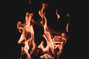 Barbeküdeki alevler duvara vuruyor. Yüksek kalite fotoğraf