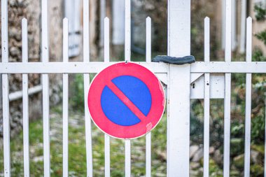 Metalik bir kapıda kırmızı ve mavi durmak yok. Yüksek kalite fotoğraf