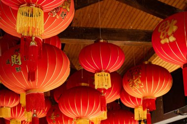 Geleneksel Çin fenerlerinden oluşan bir kolleksiyon açık hava şenliklerinde asılı duruyor.. 