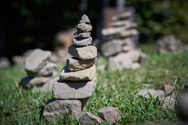 Yeşil ağaçlar üzerinde taş kule