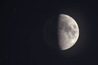 Gece gökyüzündeki ay