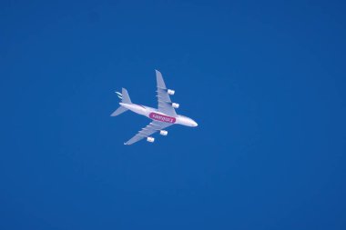 Gökyüzünde uçan A380 uçağı                               