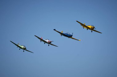 Mavi gökyüzünde dört uçak