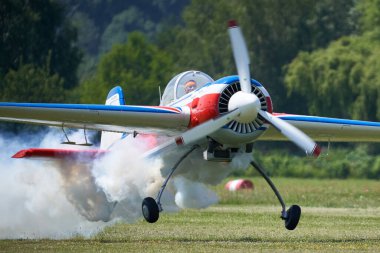Gökyüzünde duman olan bir uçak..