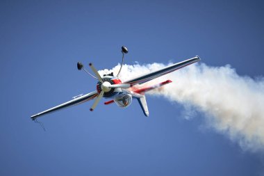 Gökyüzünde duman olan bir uçak..