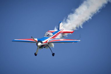 Gökyüzünde duman olan bir uçak..