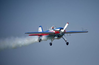 Gökyüzündeki uçak arka planda