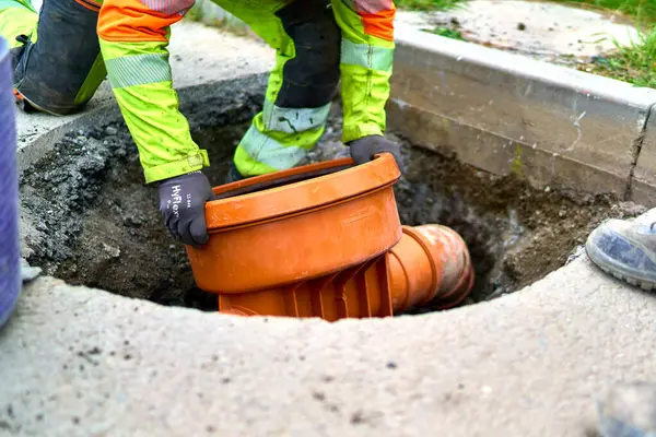 Bir işçi kanalizasyon kurar