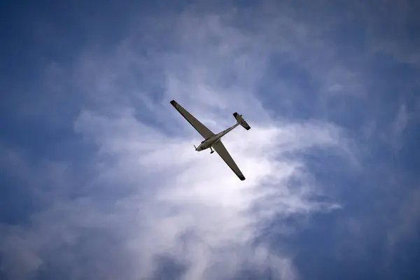 Bulutlarda uçan uçak