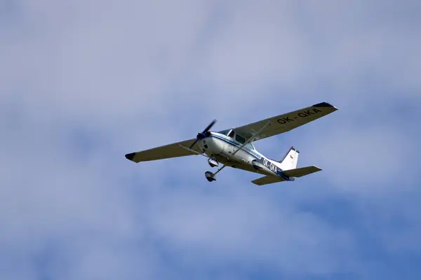 Güneşli bir günde mavi gökyüzü ile uçan küçük beyaz bir uçak..