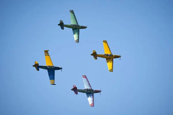 Mavi gökyüzünde dört uçak