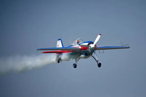 Gökyüzündeki uçak arka planda