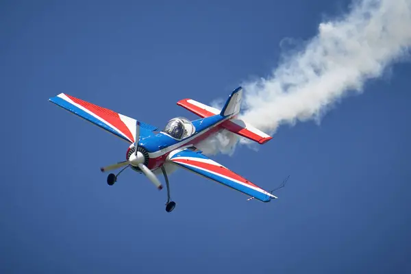 Gökyüzünde uçan uçak