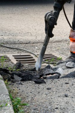 Asfalt bir yolu asfalt ile onarıp onarmak