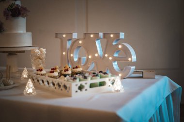 Düğün pastası mumlar ile