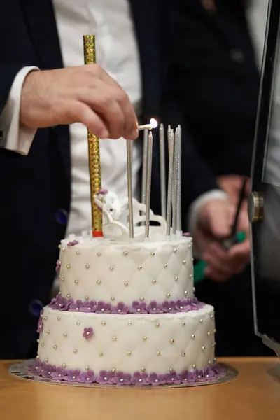 Mum yakmak, düğün pastası  