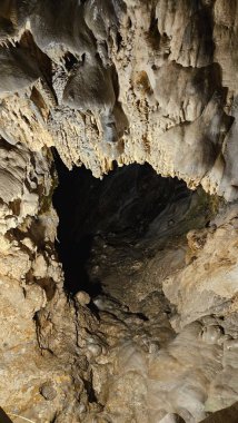 Dağlardaki mağara