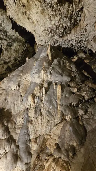 Dağlarda güzel bir mağara görüntüsü.