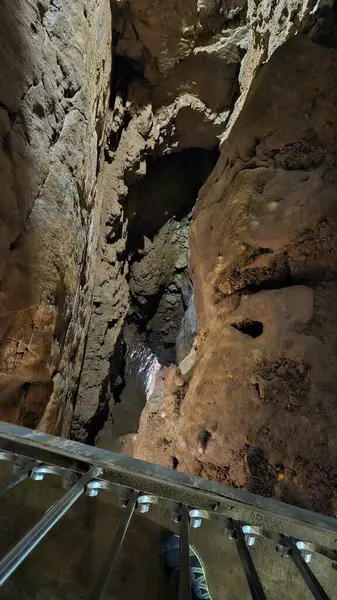 Dağlardaki mağaranın güzel manzarası