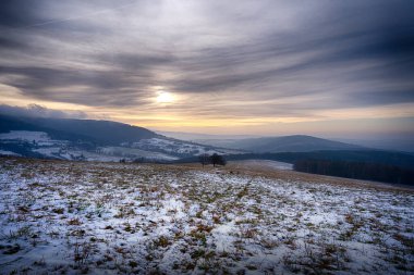 Karla kaplı dağlarla kaplı kış manzarası