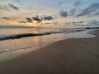 Denizin üzerinde güzel bir gün batımı