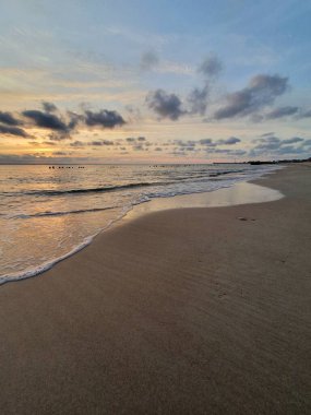 Sahilde güzel bir gün batımı