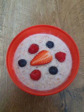 Taze meyve ve böğürtlenli sağlıklı kahvaltı