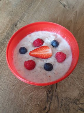 Taze meyve ve böğürtlenli sağlıklı kahvaltı